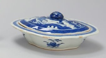 Appraisal: CHINESE EXPORT CANTON PORCELAIN COVERED VEGETABLE DISH th CenturyIn oval