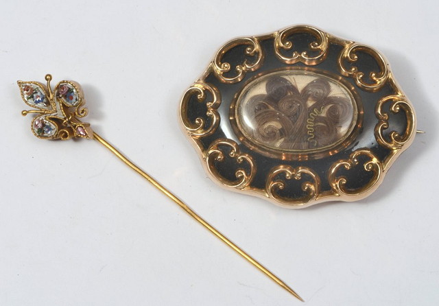 Appraisal: A VICTORIAN MOURNING BROOCH of oval form with hair setting