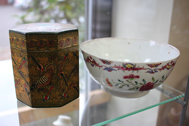 Appraisal: AN TH CENTURY CHINESE PORCELAIN CIRCULAR BOWL with famille rose