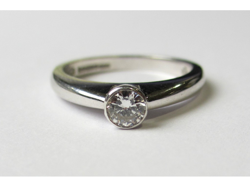 Appraisal: An eighteen carat white gold diamond solitaire ring with collet