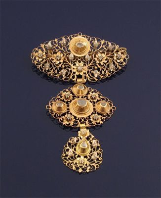 Appraisal: A diamond set gold filigree three section pendant Possibly Iberian