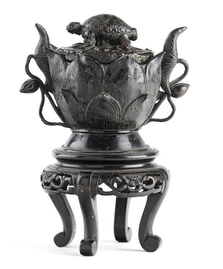 Appraisal: A Chinese or Japanese th th century bronze censer and