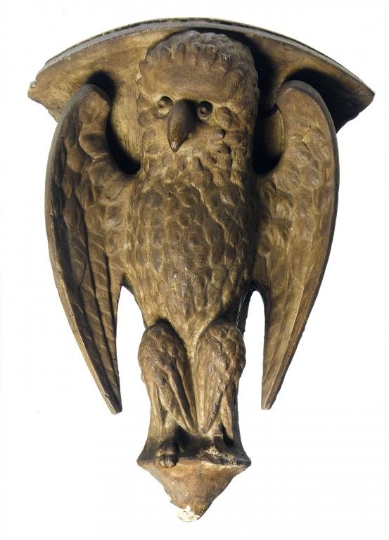 Appraisal: A VICTORIAN PLASTER OWL CORNER WALL BRACKET painted light brown