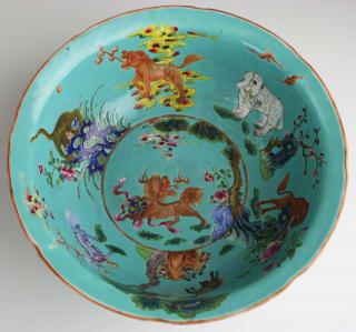 Appraisal: Chinese Quinlong porcelain enamel bowl decorated with dragons male figures