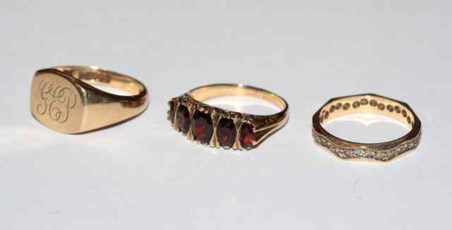 Appraisal: A GRADUATED FIVE STONE GARNET SET DRESS RING mounted in