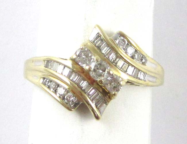 Appraisal: DIAMOND AND TEN KARAT GOLD RING centering three round-cut diamonds