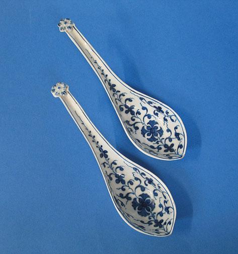 Appraisal: A PAIR OF FIRST PERIOD WORCESTER BLUE AND WHITE SPOONS