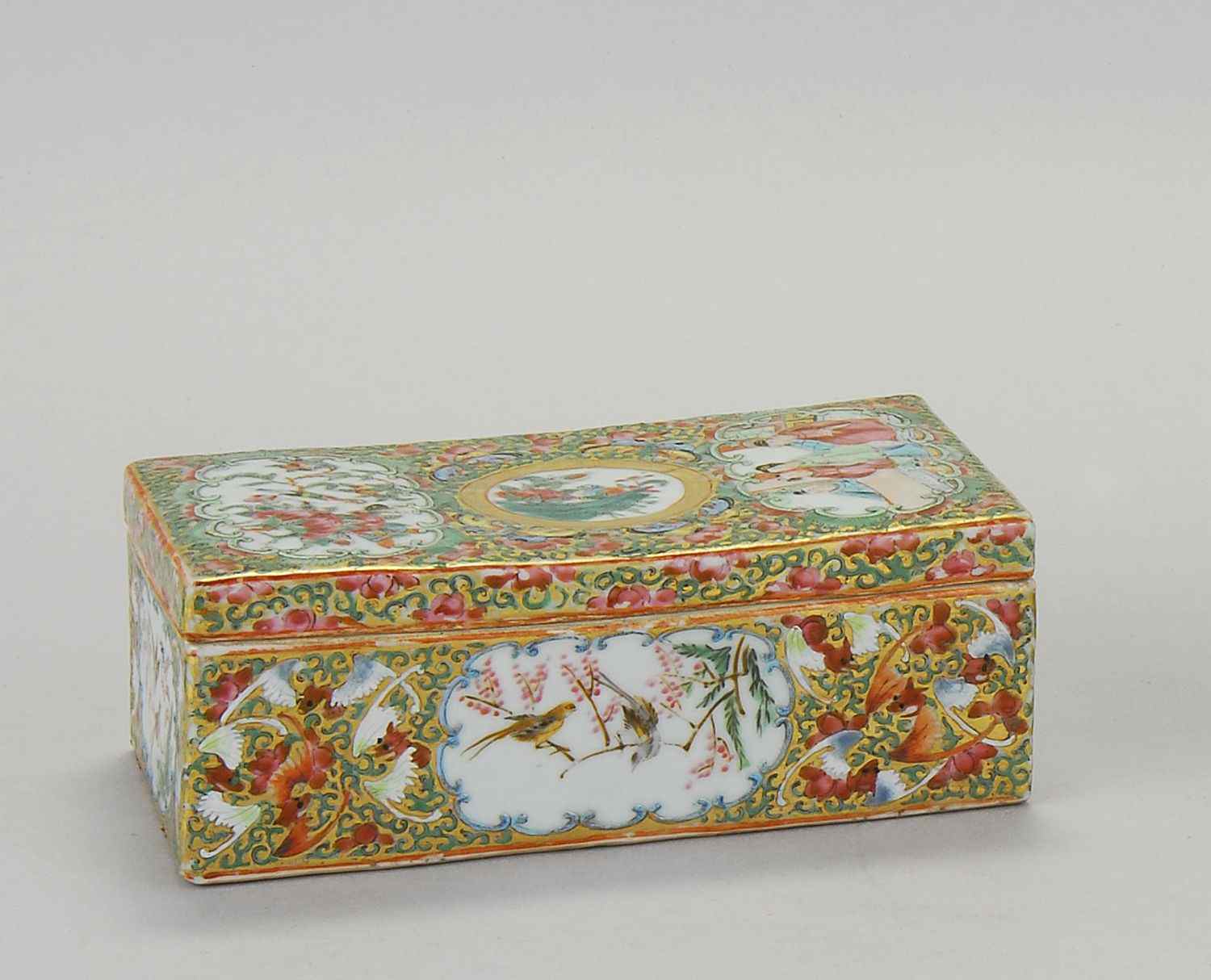 Appraisal: CHINESE EXPORT ROSE MEDALLION PORCELAIN RAZOR BOX th CenturyIn rectangular