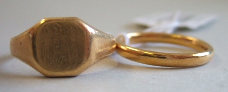 Appraisal: A gentleman's ct gold signet ring and a ct gold