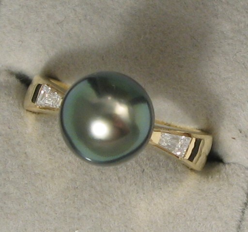 Appraisal: BLACK PEARL DIAMOND AND YELLOW GOLD RING The k gold