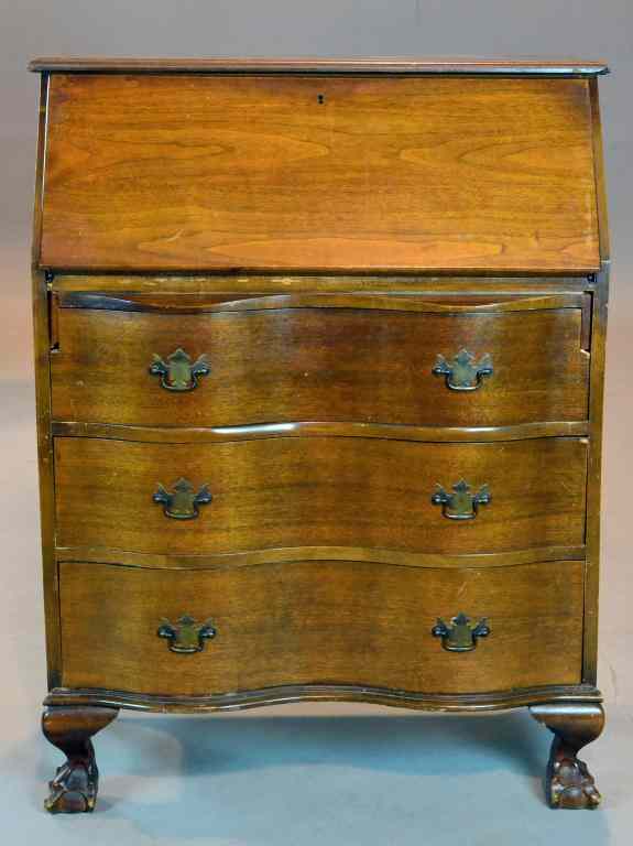 Appraisal: Mahogany Drop-leaf DeskThree drawer mahogony drop-leaf desk raised on claw