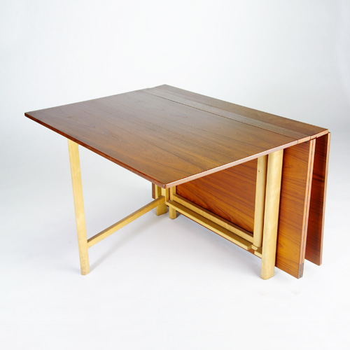 Appraisal: MODERN Drop-leaf gate-leg dining table with two leaves in center