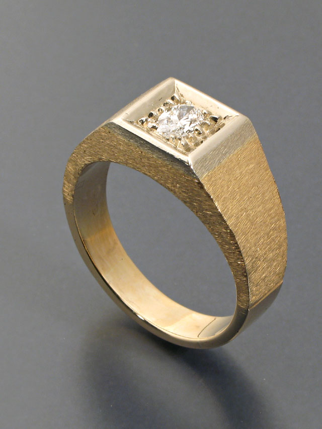 Appraisal: GENT'S DIAMOND AND FOURTEEN KARAT GOLD SOLITAIRE RING featuring an