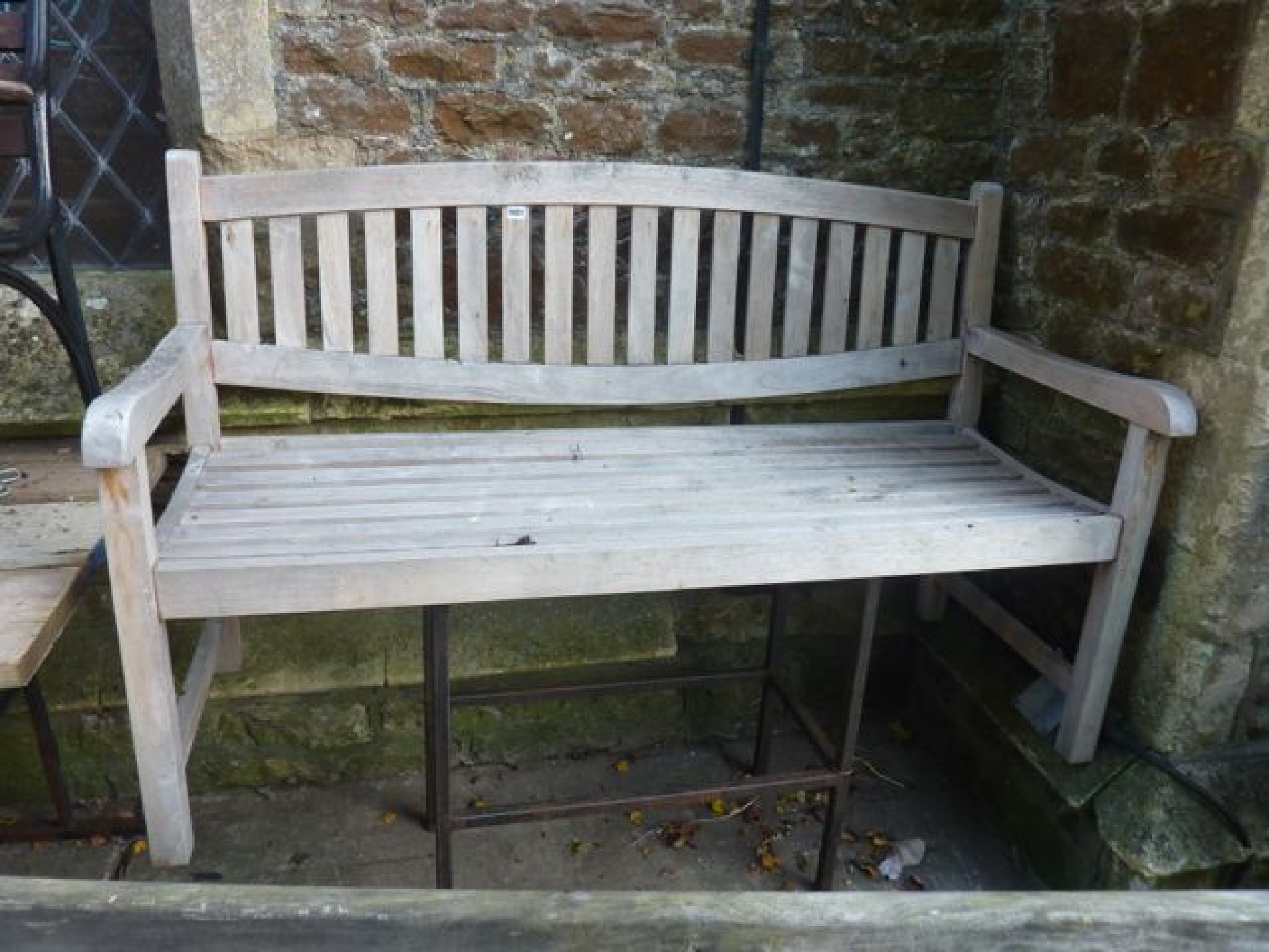 Appraisal: A good quality weathered contemporary teak wood three seat garden