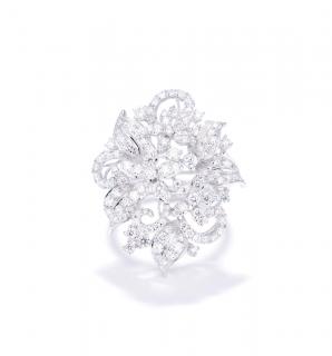 Appraisal: A FLORAL MOTIF DIAMOND RING Diamond flowers and leaves are