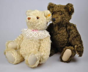 Appraisal: A Steiff brown bear with growler to w another Steiff