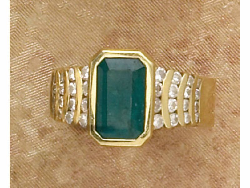 Appraisal: EMERALD RING k yellow gold rind with triple adjustable finger