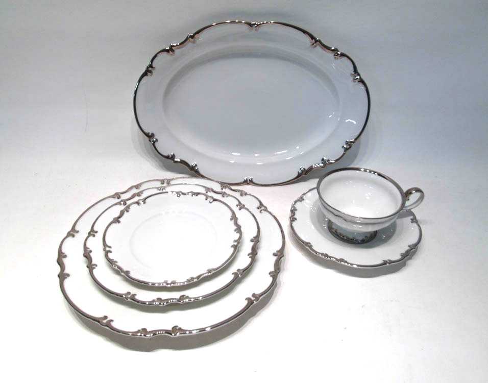 Appraisal: HUTSCHENREUTHER REVERE CHINA SET thirty-two pieces comprised of dinner plates