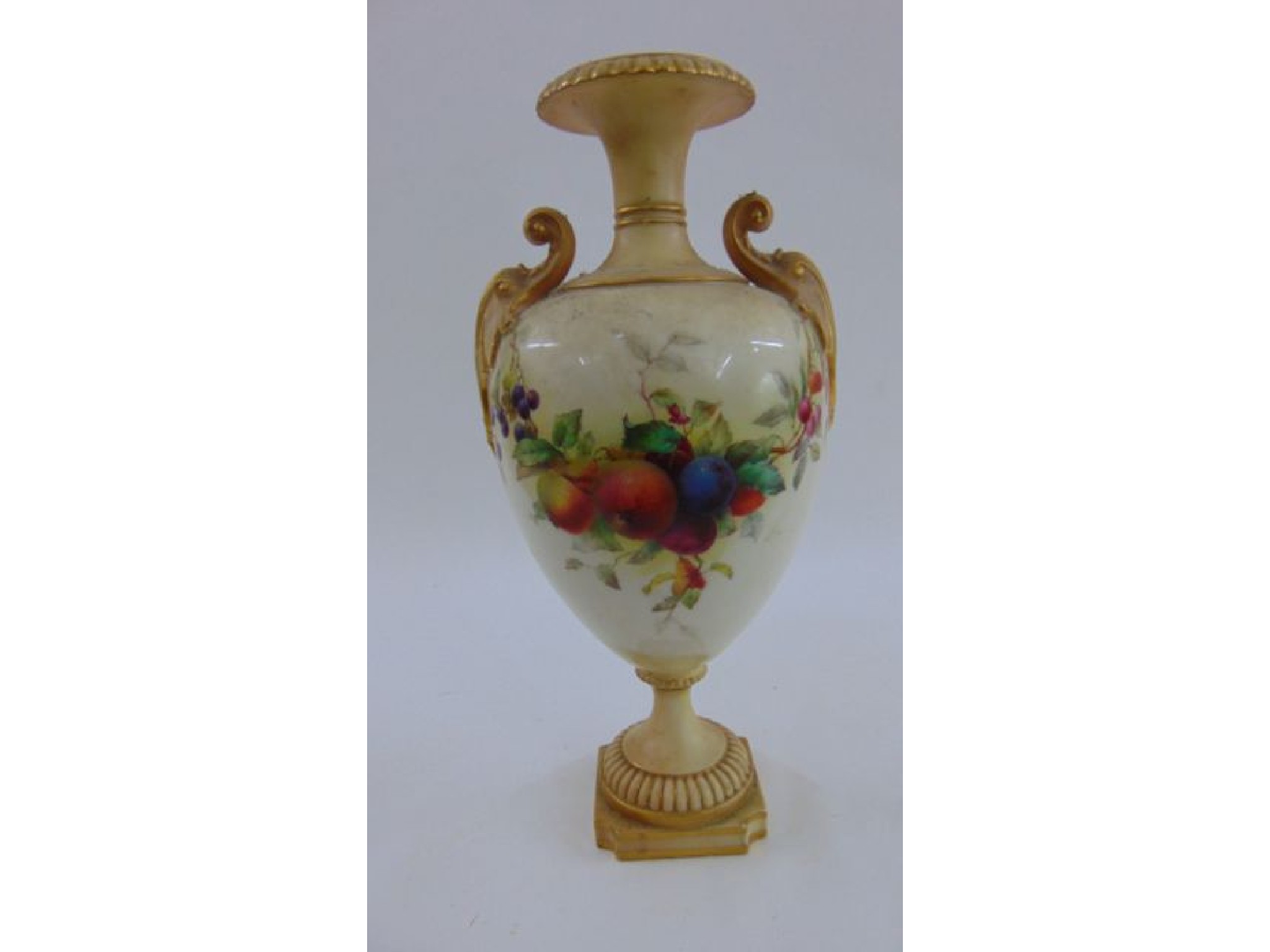 Appraisal: A Worcester oviform vase with scrolled handles and flared neck