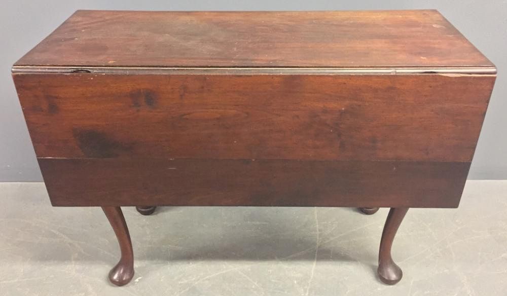 Appraisal: Queen Anne Mahogany Drop-Leaf Table Queen Anne mahogany drop-leaf table