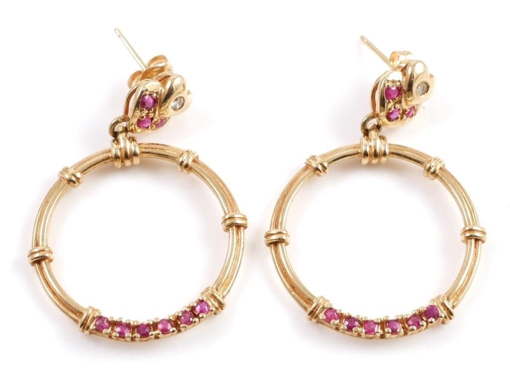 Appraisal: K yellow gold earrings contain round faceted rubies WEIGHT Ct