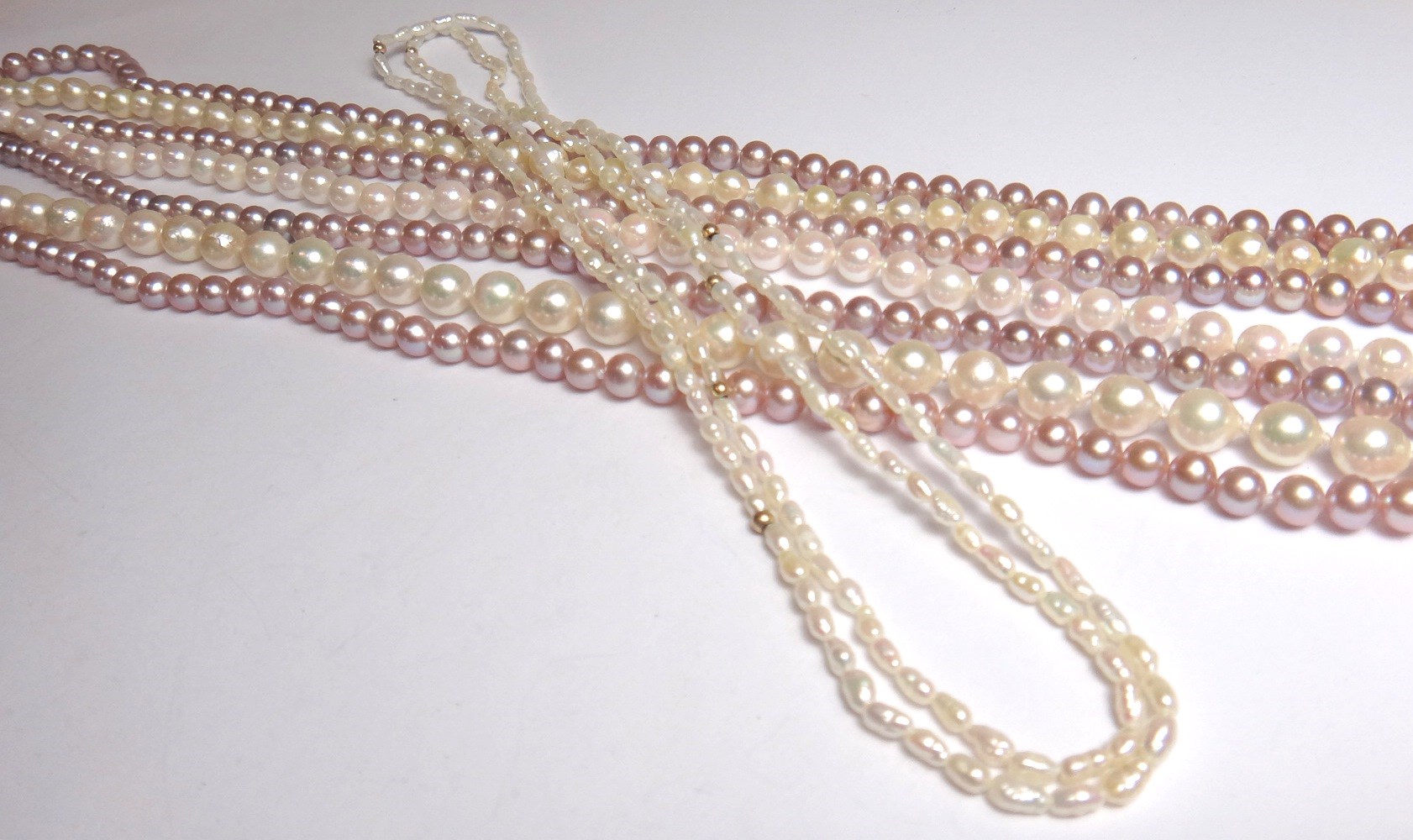 Appraisal: A long single row necklace of pink tinted cultured pearls