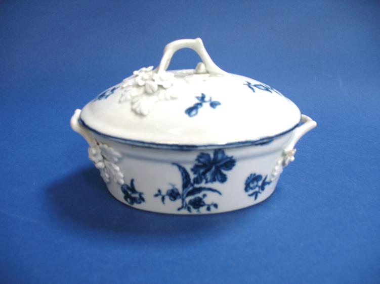 Appraisal: A FIRST PERIOD WORCESTER BLUE AND WHITE OVAL BUTTER DISH