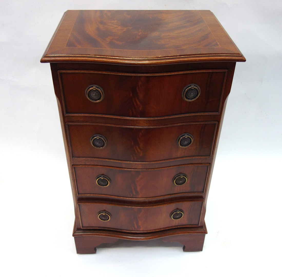 Appraisal: A reproduction mahogany serpentine fronted chest of four drawers cm