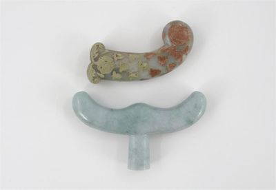 Appraisal: A Moghul jade dagger handle the inlaid decoration lacking and