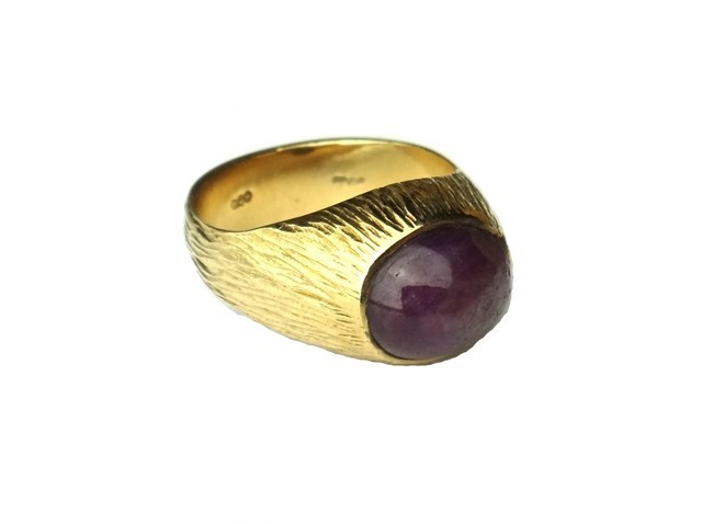 Appraisal: A ct gold ring mounted with an oval cabochon ruby