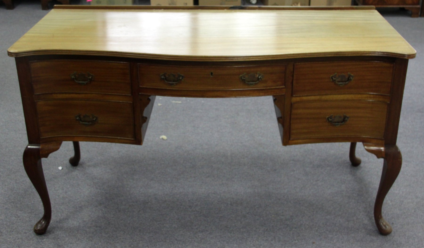 Appraisal: A mahogany serpentine front kneehole dressing table on cabriole legs