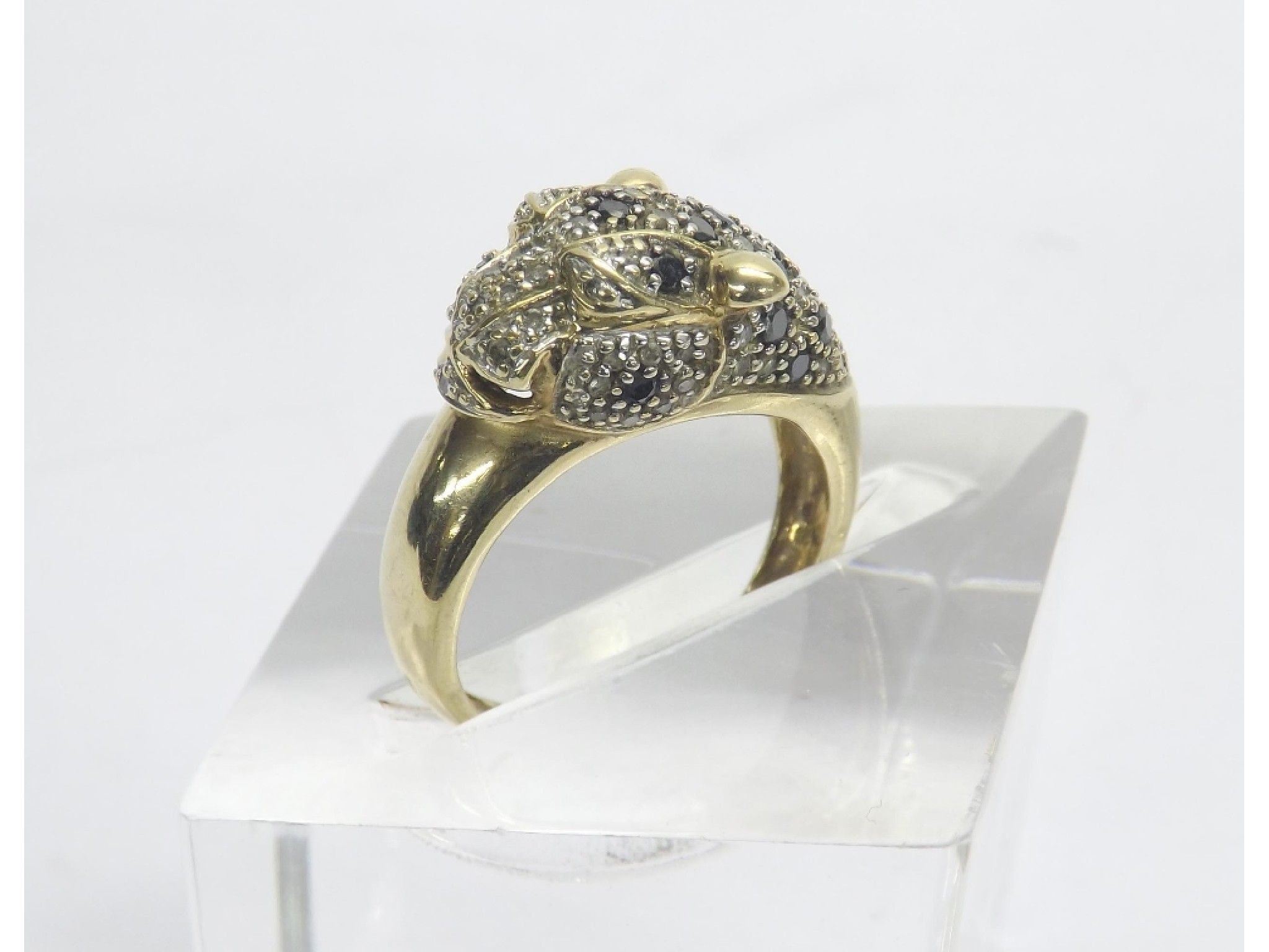 Appraisal: ct leopard design black and white diamond dress ring gm