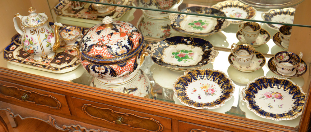 Appraisal: COLLECTION OF ENGLISH IMARI STYLE PORCELAIN An assembled collection of