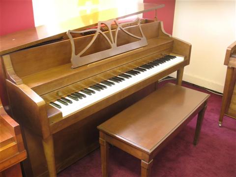 Appraisal: CHORALE-KAWAI SPINET MAPLE PIANO numbered with bench - Provenance Gordon