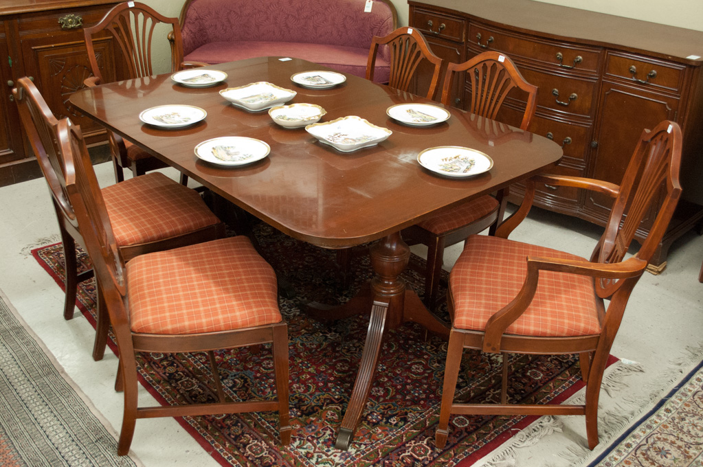 Appraisal: FEDERAL STYLE MAHOGANY DINING TABLE AND CHAIR SET Thomasville Furniture