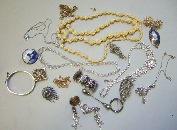 Appraisal: A collection of costume jewellery including a graduated ivory bead