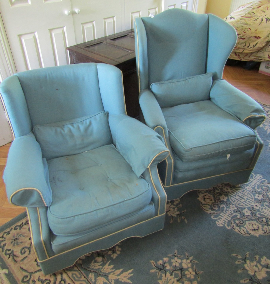 Appraisal: A pair of modern blue wing armchairs with cream piping