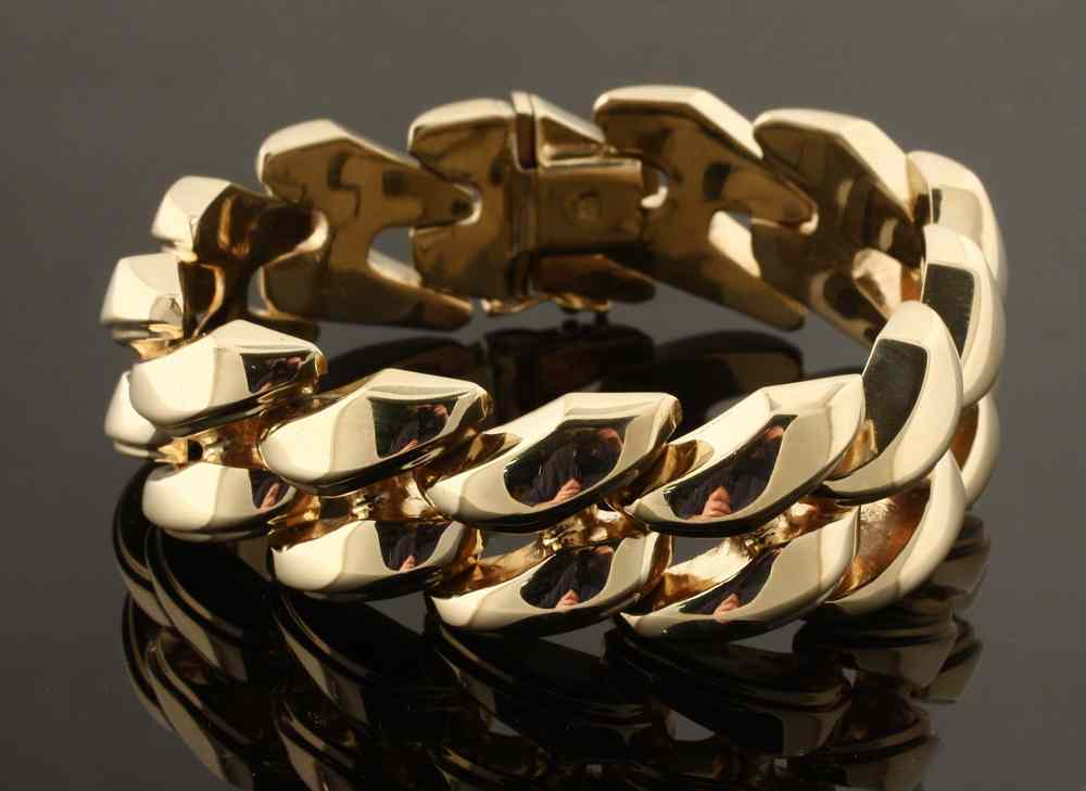 Appraisal: BRACELET - One fine Italian K yellow gold link bracelet