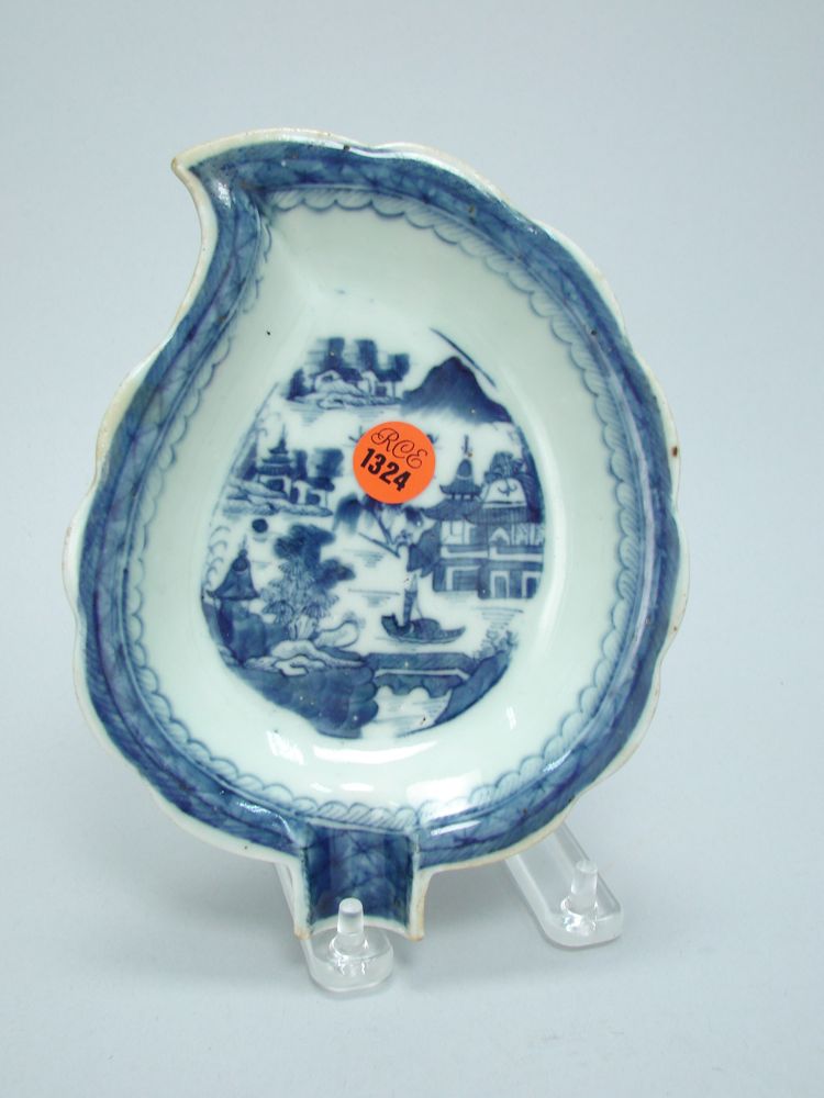 Appraisal: CHINESE EXPORT BLUE AND WHITE PORCELAIN SERVING DISH th CenturyIn