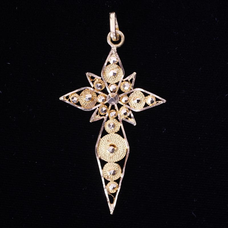 Appraisal: Filigree K gold cross pendant dwt H