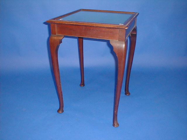 Appraisal: An Edwardian mahogany bijouterie table with glazed lift top and