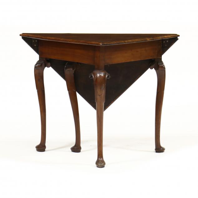 Appraisal: GEORGE II MAHOGANY CORNER DROP LEAF TABLE th century triangular