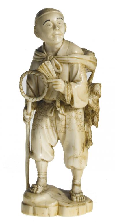 Appraisal: AN IVORY FIGURE OF A TRAVELLING ENTERTAINER SARU-MAWASHI a small