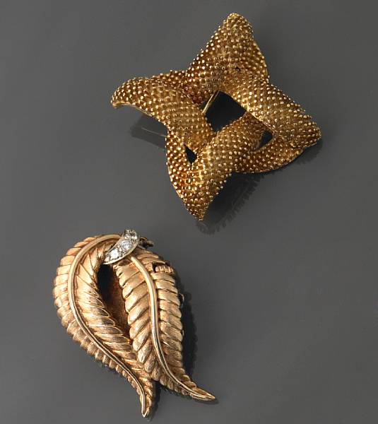 Appraisal: An k gold knot brooch with a k bi-color gold