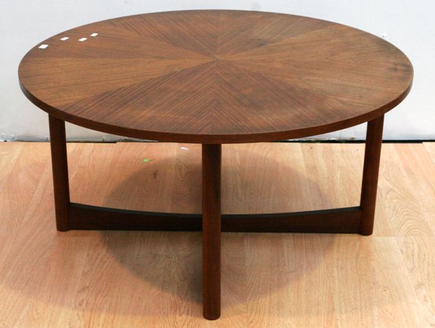 Appraisal: A circular topped coffee table