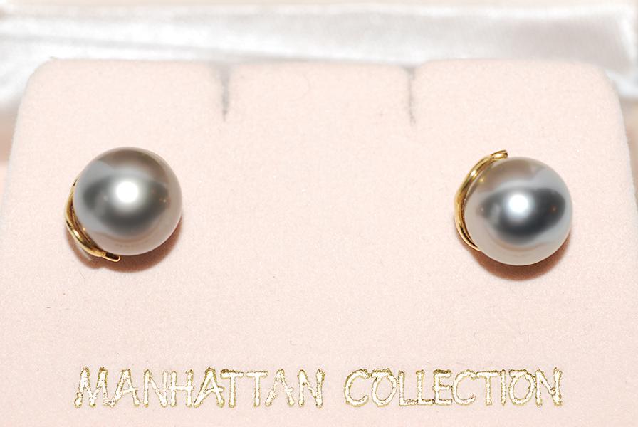 Appraisal: A PAIR OF TAHITIAN PEARL EARRINGS IN CT GOLD TO