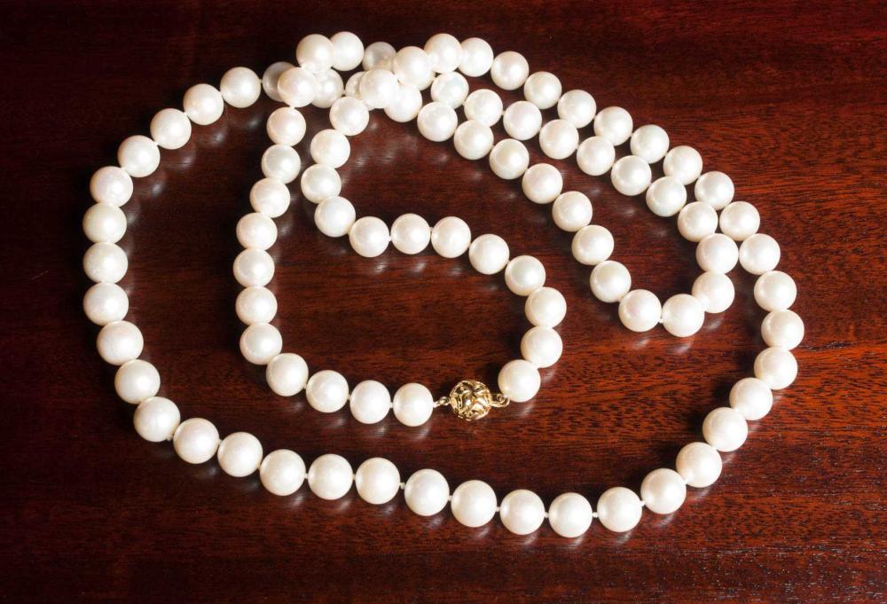 Appraisal: SOUTH SEAS PEARL NECKLACE a necklace comprising round white pearls