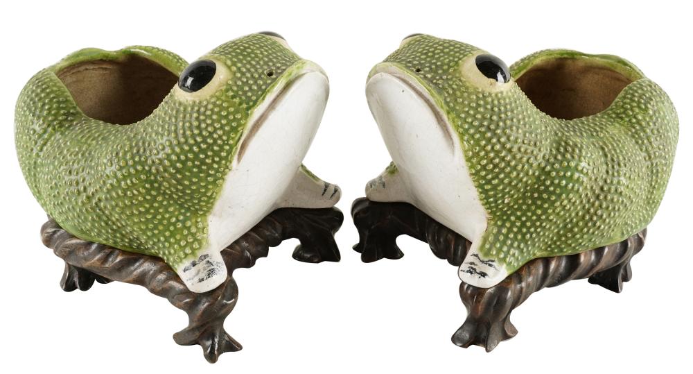 Appraisal: PAIR OF CHINESE PORCELAIN FROG-FORM BOWLSunmarked each on a shaped