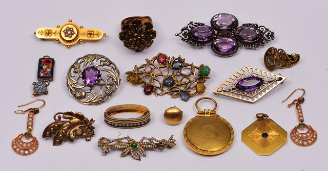 Appraisal: Quantity of miscellaneous jewelleryincluding a Victorian ct gold bar brooch