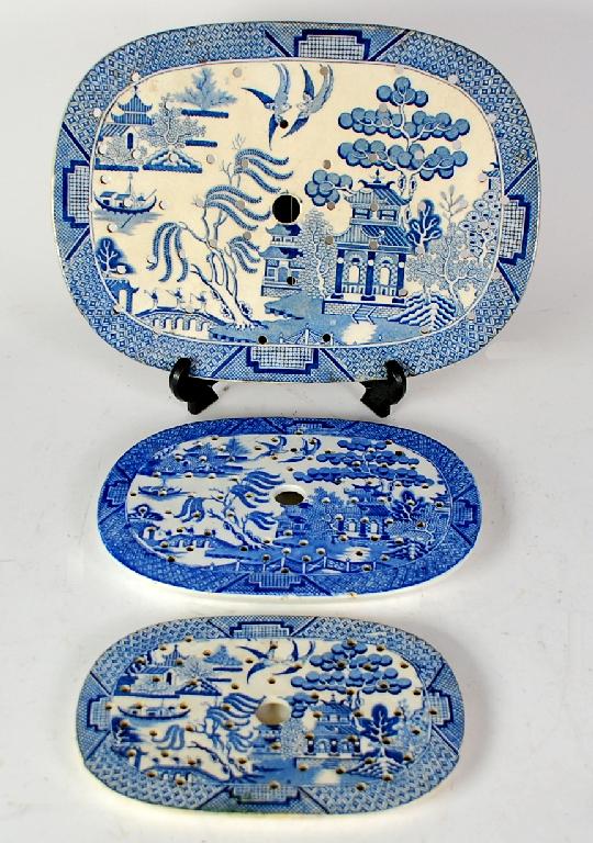 Appraisal: GRADUATED SET OF MATCHED TH CENTURY WILLOW PATTERN BLUE AND